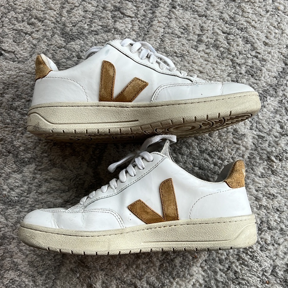Veja V-12 size 7 EUR 38
